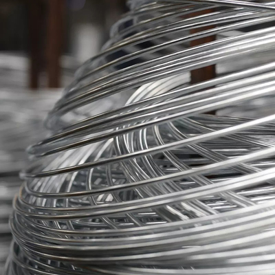 Nichtlegierte 5,5 mm SAE1008b SAE1006 S45c 10 1010 Q235 Q195 77b 82b Swrm Stkm11A Warmgewürzelte galvanisierte Metallnageldrahtstange in Spulen