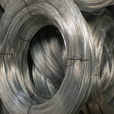 Nichtlegierte 5,5 mm SAE1008b SAE1006 S45c 10 1010 Q235 Q195 77b 82b Swrm Stkm11A Warmgewürzelte galvanisierte Metallnageldrahtstange in Spulen